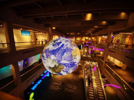 Téléchargez les photos : Boston Museum of Science Globe Hall d'exposition - en image libre de droit