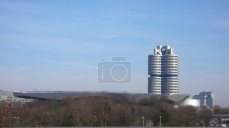 Téléchargez les photos : BMW Headquater Munich à distance Blue Sky. Photo de haute qualité - en image libre de droit