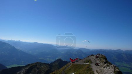 Foto de Parapente y Cometa Volando en los alpes alemanes sol de verano. Foto de alta calidad - Imagen libre de derechos