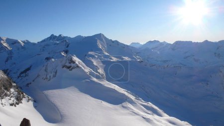 Téléchargez les photos : Kaprun Autriche Ski Alpes hivernales Ciel bleu européen Ensoleillé. Photo de haute qualité - en image libre de droit