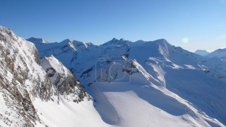 Téléchargez les photos : Kaprun Autriche Ski Alpes hivernales Ciel bleu européen Ensoleillé. Photo de haute qualité - en image libre de droit