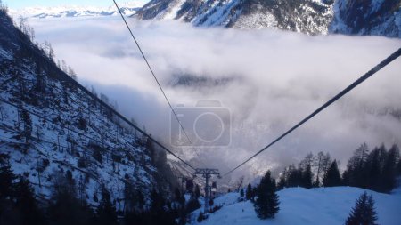 Téléchargez les photos : Seilbahn Ascenseur Kaprun Zell am See Autriche Ski Sports d'hiver Alpes Ciel bleu. Photo de haute qualité - en image libre de droit