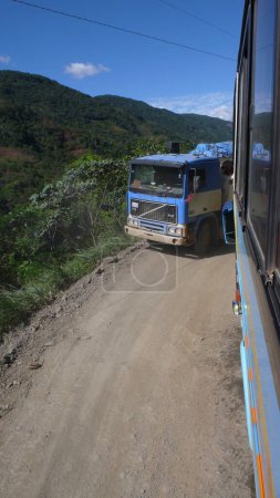 Téléchargez les photos : Mort route bolivie vieilles andes effrayant dangereux. Photo de haute qualité - en image libre de droit