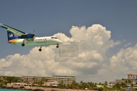 Téléchargez les photos : Avion atterrissant Big Maho Beach Saint Martin Caribic Dutch antilles. Photo de haute qualité - en image libre de droit
