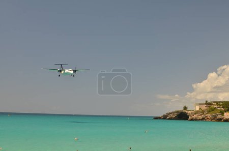 Téléchargez les photos : Avion atterrissant Big Maho Beach Saint Martin Caribic Dutch antilles. Photo de haute qualité - en image libre de droit