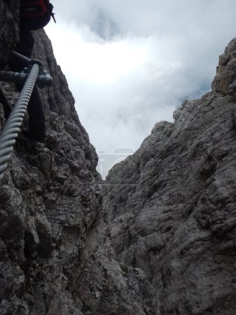 Téléchargez les photos : Corde sur la route d'escalade Alpes Klettersteig Steep. Photo de haute qualité - en image libre de droit