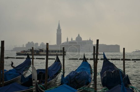 Téléchargez les photos : Gondoles amarrées près de la place Saint-Marc à Venise, Italie. Photo de haute qualité - en image libre de droit