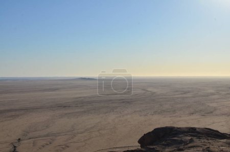 Téléchargez les photos : Mirabib solitaire pittoresque Granit Rock dans le lever du soleil Desert Panorama. Photo de haute qualité - en image libre de droit