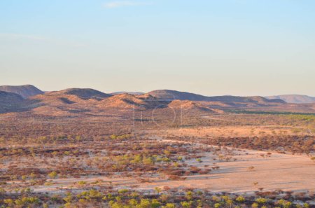 Foto de Wild west Rocks and Mountains in ugab valley Namibia Africa (en inglés). Foto de alta calidad - Imagen libre de derechos