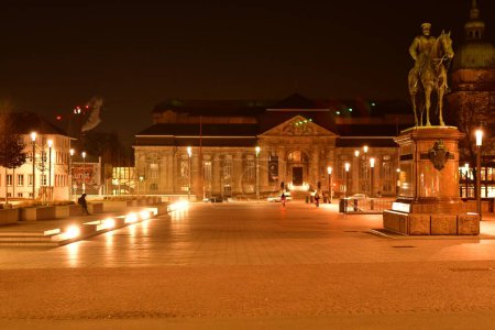 Hessisches Landesmuseum bei Nacht Darmstadt Deutschland Europa. Hochwertiges Foto