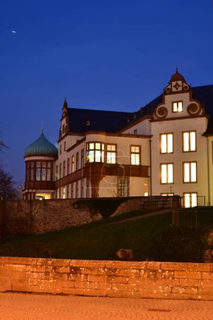 Téléchargez les photos : Schloss Darmstadt la nuit Château Allemagne Europe. Photo de haute qualité - en image libre de droit