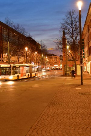 Téléchargez les photos : Darmstadt la nuit Centre-ville atractions germany Europe. Photo de haute qualité - en image libre de droit