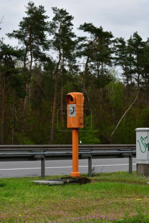 Téléchargez les photos : Boîte d'appel d'urgence sur l'autoroute allemande. Photo de haute qualité - en image libre de droit