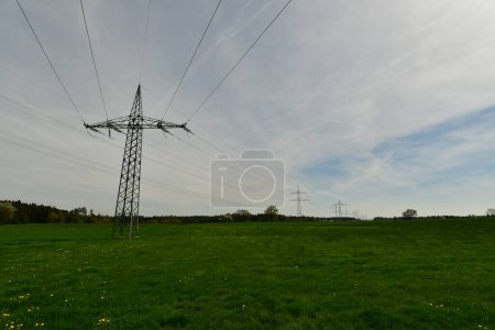 Foto de Líneas de energía eléctrica cable de electricidad de alta tensión. Foto de alta calidad - Imagen libre de derechos
