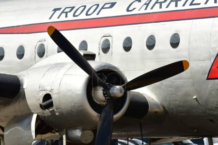Téléchargez les photos : Douglas C-54 Skymaster candy Bomber airlift Berlin Tempelhof. Photo de haute qualité - en image libre de droit