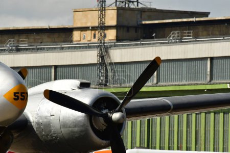 Téléchargez les photos : Douglas C-54 Skymaster candy Bomber airlift Berlin Tempelhof. Photo de haute qualité - en image libre de droit
