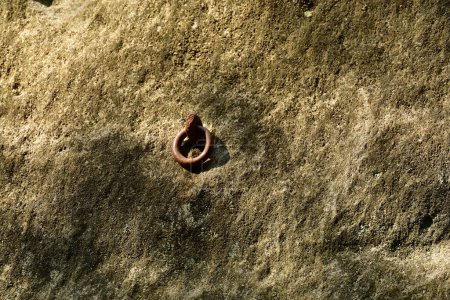 Foto de Pared de roca Arenisca con anillo de anclaje de acero vertical. Foto de alta calidad - Imagen libre de derechos
