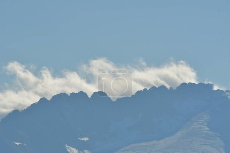 Foto de Dolomitas del glaciar Marmolata de nubes de viento a distancia. Foto de alta calidad - Imagen libre de derechos