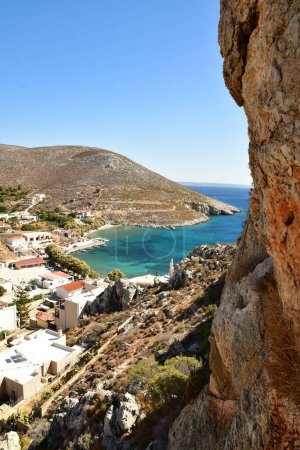 Téléchargez les photos : Baie de vlichadia de l'escalade de la roche au-dessus de kalymnos grec. Photo de haute qualité - en image libre de droit