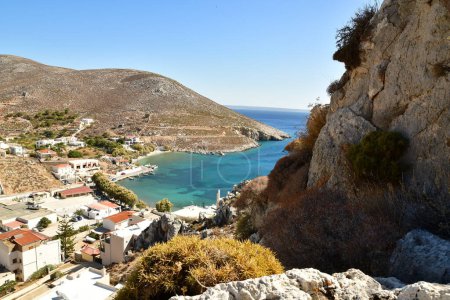 Téléchargez les photos : Baie de vlichadia de l'escalade de la roche au-dessus de kalymnos grec. Photo de haute qualité - en image libre de droit