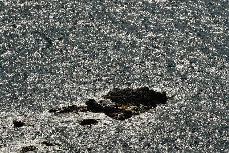 Téléchargez les photos : Côte rocheuse kalymnos île Grèce consommateur soleil égéen. Photo de haute qualité - en image libre de droit