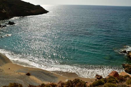 Téléchargez les photos : Baie avec plage solitaire sur l'île grecque de Kalymnos. Photo de haute qualité - en image libre de droit