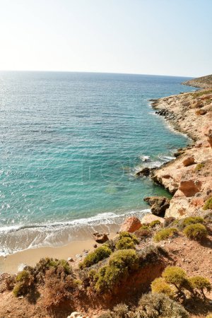 Téléchargez les photos : Baie avec plage solitaire sur l'île grecque de Kalymnos. Photo de haute qualité - en image libre de droit