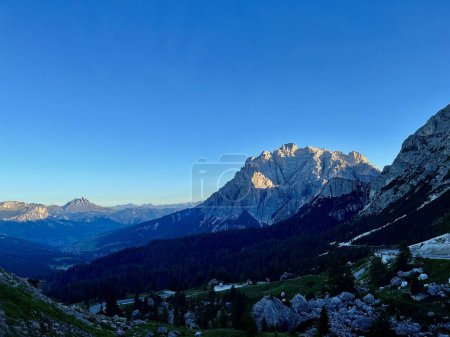 Foto de Dolomitas Italia vista panorámica escalada rocas paisaje Alpes Alpine. Foto de alta calidad - Imagen libre de derechos