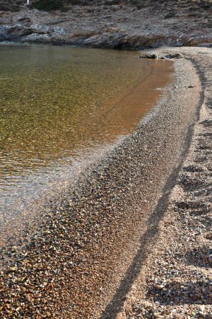 Téléchargez les photos : Plage de gravier avec de l'eau cristalline kalymnos grec. Photo de haute qualité - en image libre de droit