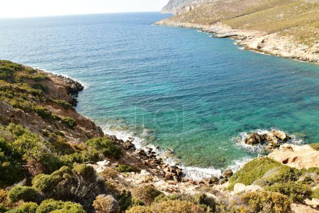 Téléchargez les photos : Rivage rugueux et rocheux de l'île de Kalymnos Grèce. Photo de haute qualité - en image libre de droit