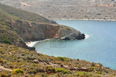 Téléchargez les photos : Rivage rugueux et rocheux de l'île de Kalymnos Grèce. Photo de haute qualité - en image libre de droit