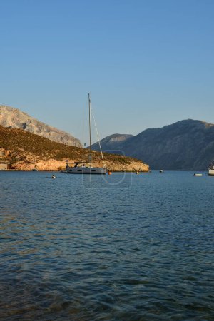 Téléchargez les photos : Bateau à voile dans la baie sur l'île grecque kalymnos Grèce. Photo de haute qualité - en image libre de droit