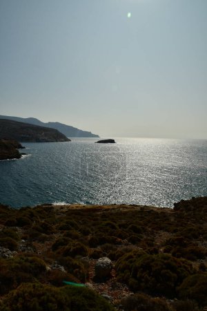 Téléchargez les photos : Plage solitaire sur l'île grecque kalymnos europe. Photo de haute qualité - en image libre de droit