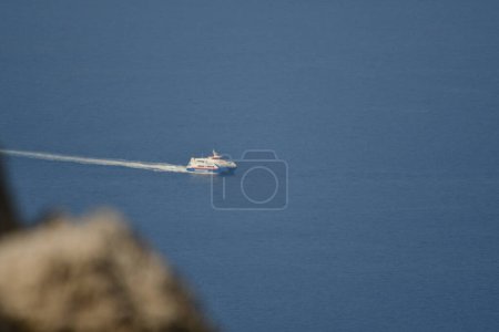Téléchargez les photos : Navire derrière Rock on Horizon île grecque kalymnos. Photo de haute qualité - en image libre de droit