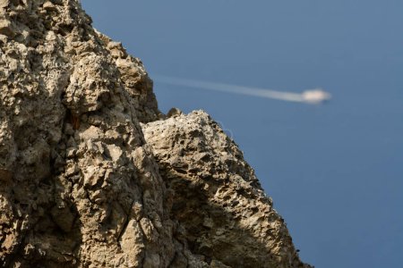 Téléchargez les photos : Navire derrière Rock on Horizon île grecque kalymnos. Photo de haute qualité - en image libre de droit