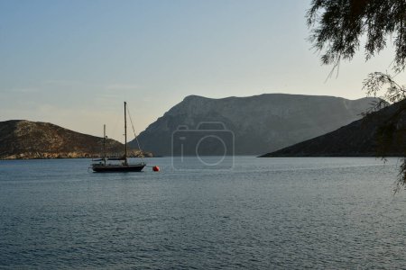 Téléchargez les photos : Bateau à voile dans la baie sur l'île grecque kalymnos Grèce. Photo de haute qualité - en image libre de droit