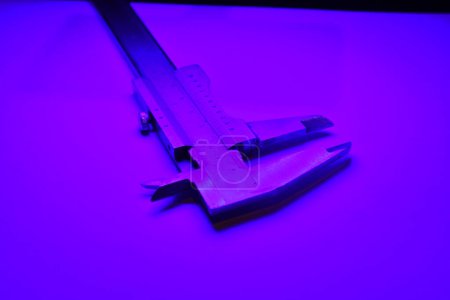 Foto de Calibrador mesure equipo escala engeneering micrómetro precisión luz azul. Foto de alta calidad - Imagen libre de derechos