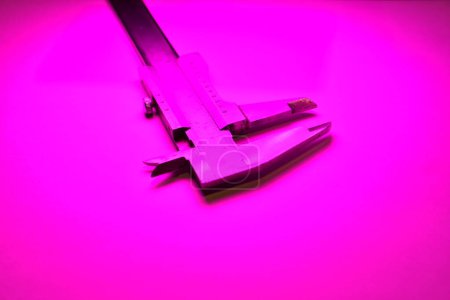 Foto de Calibrador mesure equipo escala engeneering micrómetro precisión luz rosa. Foto de alta calidad - Imagen libre de derechos