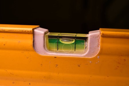 Foto de Nivel de espíritu regla amarillo burbuja de precisión de cerca. Foto de alta calidad - Imagen libre de derechos