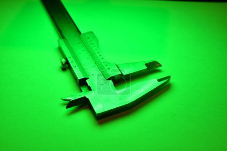 Foto de Calibrador mesure equipo escala engeneering micrómetro precisión luz verde. Foto de alta calidad - Imagen libre de derechos