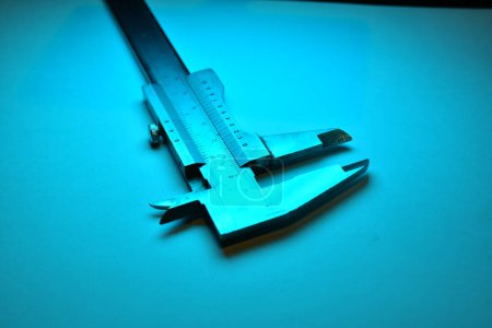 Foto de Calibrador mesure equipo escala engeneering micrómetro precisión luz azul. Foto de alta calidad - Imagen libre de derechos