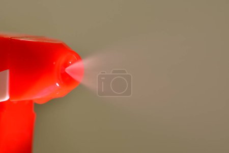 Téléchargez les photos : Pompe Spray nozel Rouge Détail de pulvérisation makro. Photo de haute qualité - en image libre de droit