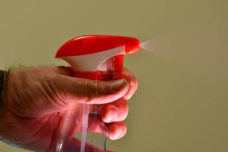 Téléchargez les photos : Pompe Spray nozel Rouge Détail de pulvérisation makro. Photo de haute qualité - en image libre de droit
