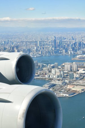 Raum Tokio vom Flugzeugfenster-Triebwerksflügel aus. Hochwertiges Foto