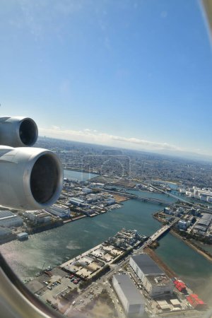 Raum Tokio vom Flugzeugfenster-Triebwerksflügel aus. Hochwertiges Foto