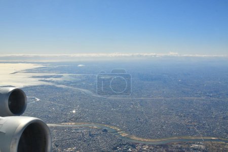 Tokyo Área from Airplane Window Jet Engine Wing. Foto de alta calidad
