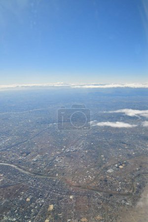 Raum Tokio aus dem Flugzeugfenster Luftaufnahme Jet Engine Wing. Hochwertiges Foto