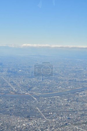 Raum Tokio aus dem Flugzeugfenster Luftaufnahme Jet Engine Wing. Hochwertiges Foto