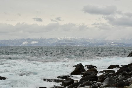 Hokkaido Winter Coast Line in der Nähe von iwainai bewölkt raue See. Hochwertiges Foto