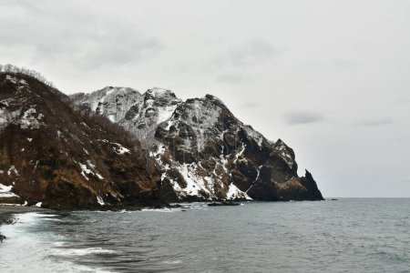 Hokkaido Winter Coast Line in der Nähe von iwainai bewölkt raue See. Hochwertiges Foto
